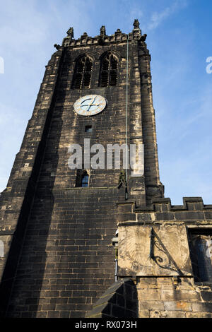 Glockenturm von Halifax Münster mit Uhr und Sonnenuhr/sun wählen. West Yorkshire. UK. Sonnig / Sonne und blauen Himmel. Stockfoto