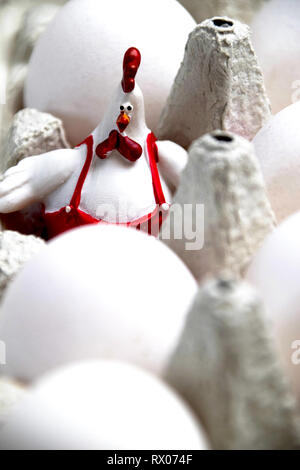 Ostern Hahn in eine Schachtel Eier Stockfoto