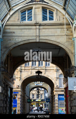 Bögen/arch/gewölbte Ansatz für Innen/Innen stall/Stände der Borough Market, einem viktorianischen Markthalle in Halifax, West Yorkshire, UK. Stockfoto