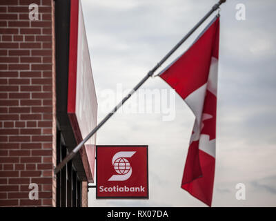 OTTAWA, Kanada - 12. NOVEMBER 2018: Scotiabank Logo auf einem Banking Center in Ottawa, Ontario mit einer Flagge von Kanada stehen. Und Bank von Nova Stockfoto