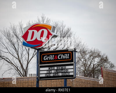 OTTAWA, Kanada - 12. NOVEMBER 2018: Dary Königin DQ-Logo auf ihren wichtigsten Fast Food Restaurant in Ottawa, Ontario. DQ ist eine US-amerikanische Fast Food und Soft ser Stockfoto