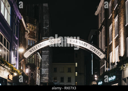 London, Großbritannien - 6. März, 2019: Willkommen in der Carnaby Street Schild über Carnaby Street, nachts. Carnaby Street ist eine Fußgängerzone und Einkaufsstraße in Soho ein Stockfoto