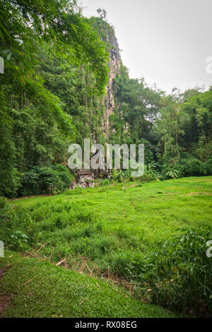 Londa Beerdigung Höhlen - Der Grabstein in Tana Toraja Regency, South Sulawesi. Die Website verfügt über zwei natürliche Höhlen, in denen die Gebeine der Verstorbenen sind. Stockfoto