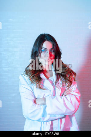 Porträt der schönen Wissenschaftlerin in Gläsern mit trendigen Duplex blau und rosa Wirkung Stockfoto