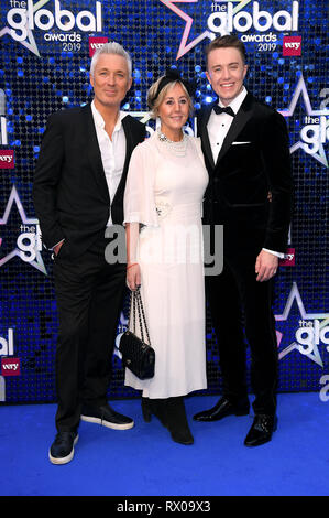 Martin Kemp (links), Shirlie Holliman, und Roman Kemp (rechts) nimmt an den Global Awards 2019 mit sehr.co.uk am Londoner Eventim Apollo Hammersmith statt. Stockfoto