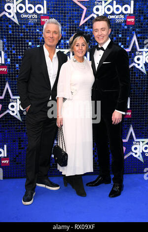 Martin Kemp (links), Shirlie Holliman, und Roman Kemp (rechts) nimmt an den Global Awards 2019 mit sehr.co.uk am Londoner Eventim Apollo Hammersmith statt. Stockfoto