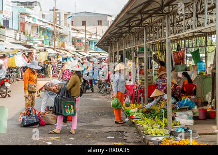 Weibliche Viietnamese stall Inhaber Verkauf von frischen Lebensmitteln und lokale Köstlichkeiten im Lebensmittelmarkt, Mekong, Sa Dez, Cai, Vietnam, Asien Stockfoto