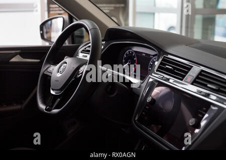 Russland, Izhevsk - Februar 15, 2019: Showroom Volkswagen. Innenraum des neuen Fahrzeugs. Auf der ganzen Welt bekannt. Die modernen Verkehrsmittel. Stockfoto