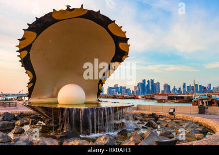 Doha, Katar - 7. Januar 2019: Oyster Pearl Brunnen auf der Corniche, Doha, Katar. Stockfoto