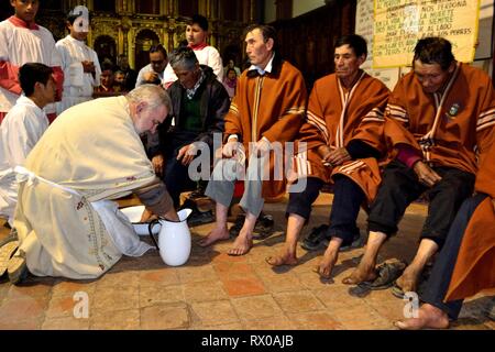 Freizeit Waschen der Füße der Apostel - die Heilige Woche in das Heiligtum Ntra Sra Asuncion in CHACAS. Abteilung der Ancash. PERU Stockfoto