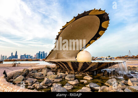 Doha, Katar - 7. Januar 2019: Oyster Pearl Brunnen auf der Corniche, Doha, Katar. Stockfoto