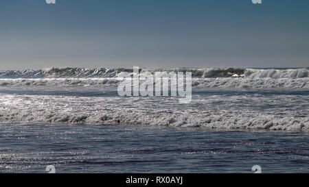 Der blaue Himmel und das Sonnenlicht mit Atlantik Wellen auf den sand Strand ohne Menschen in Agadir, Marokko, Afrika Stockfoto