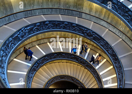 Touristen absteigend Doppelhelix Wendeltreppe oder Bramante Treppe, durch Giuseppo Momo 1932 entworfen, Pio-Clementine Museum, Vatikanische Museen Stockfoto