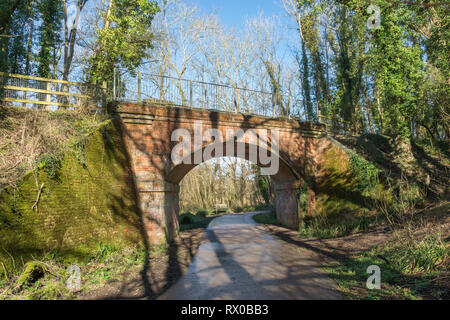 Eine gemauerte Brücke über den Viadukt wandern, auch Teil der nationalen Fahrradroute Netzwerk 23, in der Nähe von Winchester in Hampshire, Großbritannien Stockfoto