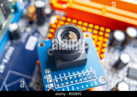 Kamera mit Objektiv auf elektronischen integrierten Schaltung. Das Konzept einer hochwertigen Technik und Robotik Stockfoto