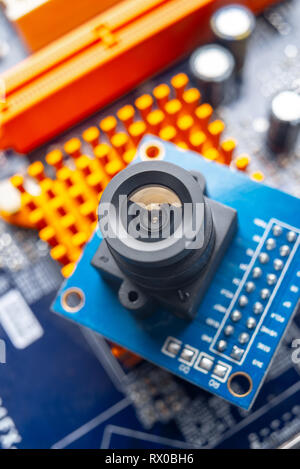 Kamera mit Objektiv auf elektronischen integrierten Schaltung. Das Konzept einer hochwertigen Technik und Robotik Stockfoto