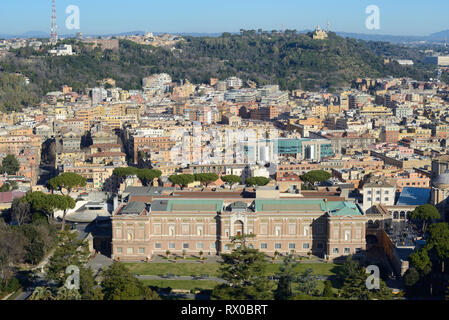 Luftaufnahme über Vatikan Museum, der Vatikanischen Pinakothek Kunst Galerie, & Gärten und Panoramablick, Stadt oder Stadtbild, Rom Italien Stockfoto