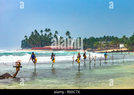 Unawatuna, Sri Lanka - Dezember 19, 2018: traditionelle Sri Lankische Stelze angeln. Unawartuna, Sri Lanka. Stockfoto