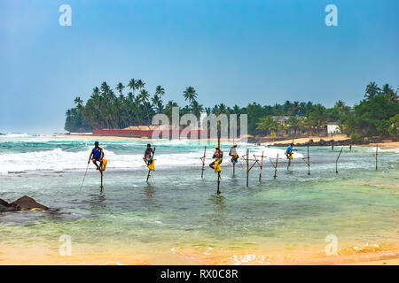Unawatuna, Sri Lanka - Dezember 19, 2018: traditionelle Sri Lankische Stelze angeln. Unawartuna, Sri Lanka. Stockfoto