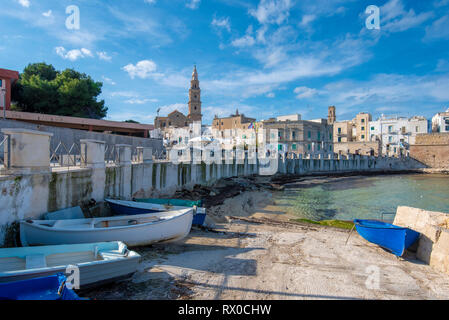 Panorama Hafen von Monopoli in der Metropolregion Stadt Bari und der Region Apulien (Puglia), Italien und schöne Kathedrale Stockfoto