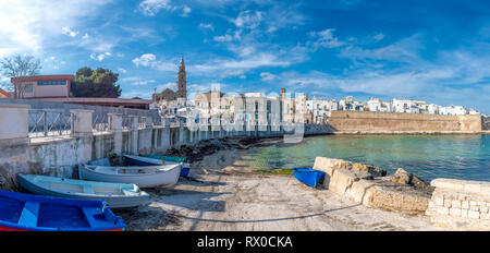 Panorama Hafen von Monopoli in der Metropolregion Stadt Bari und der Region Apulien (Puglia), Italien und schöne Kathedrale Stockfoto