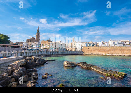 Panorama Hafen von Monopoli in der Metropolregion Stadt Bari und der Region Apulien (Puglia), Italien und schöne Kathedrale Stockfoto