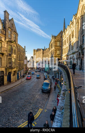 Edinburgh, Schottland - Dez 2018. Blick auf die bunten Gebäude und Geschäfte im Westen Bogen, Victoria Street in einem warmen orange Sonnenuntergang. Stockfoto