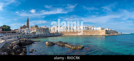 Panorama Hafen von Monopoli in der Metropolregion Stadt Bari und der Region Apulien (Puglia), Italien und schöne Kathedrale Stockfoto