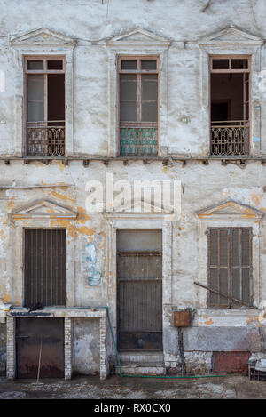 Im Alter von verlassenen Retro Vintage grunge Hausfassade mit defekten Tür und Fenster und verwitterten Rollläden Stockfoto