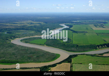 Antenne, den Zusammenfluss der Flüsse Saskatchean Norh und Süd, Starke Kiefer, Saskatchewan Stockfoto