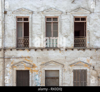 Im Alter von verlassenen Retro Vintage grunge Hausfassade mit kaputten Fenstern und verwitterten Rollläden Stockfoto