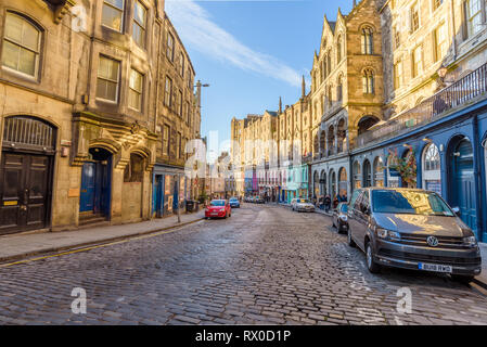 Edinburgh, Schottland - Dez 2018. Blick auf die bunten Gebäude und Geschäfte im Westen Bogen, Victoria Street in einem warmen orange Sonnenuntergang. Stockfoto
