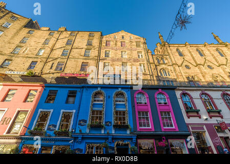 Edinburgh, Schottland - Dez 2018. Blick auf die bunten Gebäude und Geschäfte im Westen Bogen, Victoria Street in einem warmen orange Sonnenuntergang. Stockfoto