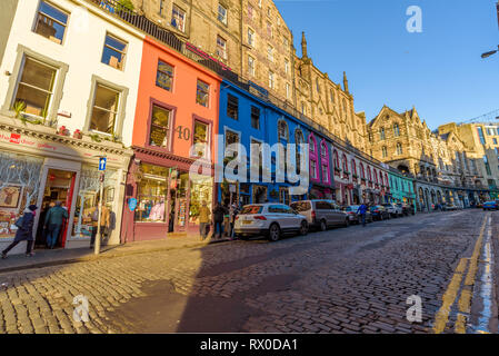 Edinburgh, Schottland - Dez 2018. Blick auf die bunten Gebäude und Geschäfte im Westen Bogen, Victoria Street in einem warmen orange Sonnenuntergang. Stockfoto