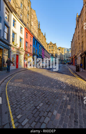 Edinburgh, Schottland - Dez 2018. Blick auf die bunten Gebäude und Geschäfte im Westen Bogen, Victoria Street in einem warmen orange Sonnenuntergang. Stockfoto