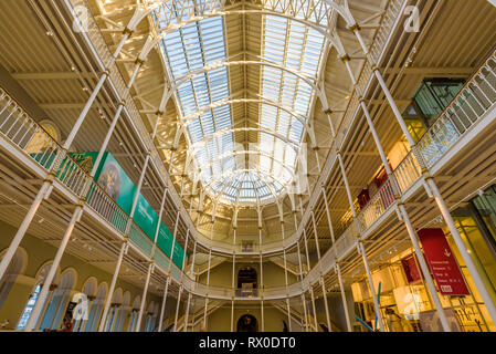 Edinburgh, Schottland - Dez 2018. Blick auf das Grand Gallery National Museum of Scotland. Stockfoto