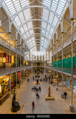 Edinburgh, Schottland - Dez 2018. Blick auf das Grand Gallery National Museum of Scotland. Stockfoto
