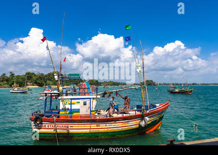 Weligama, Sri Lanka - Dezember 23, 2018: traditionelle Sri Lankische Fischerboot in Weligama, Sri Lanka. Stockfoto