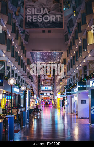 Editorial 12.16.2018 MS Silja Symphony, der Promenade Deck des großen Auto Fähre mit Kabine Windows, Restaurants und Geschäfte Stockfoto