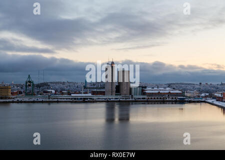 Editorial 12.17.2019 Stockholm Schweden, Frihamnen Teil des Hafens in värtan an einem Winterabend mit Schnee auf den Bäumen Stockfoto