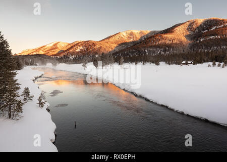 Sonnenaufgang über dem Madison River im späten Winter März 1, 2019 im Yellowstone National Park, Wyoming. Stockfoto