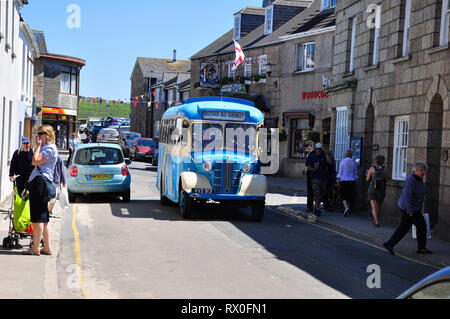 Rush Hour in Hugh Town, St Mary's auf den Scilly-inseln auf einem hellen, sonnigen Frühlingstag mit der örtlichen Reisebus "Katie" finden Sie Touristen zu holen. T Stockfoto