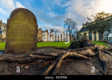 Edinburgh, Schottland - Blick auf Greyfriars Kirkyard, Kirchhof mit einem Geschäft, Gräber und Museum, erzählt die Geschichte des treuen Hundes, Greyfriars Bobby. Stockfoto