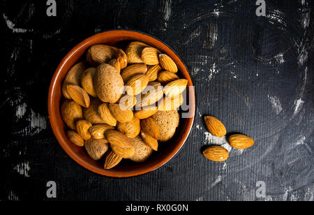 Bündel von frischen Mandeln auf eine Tabelle, Ansicht von oben Stockfoto