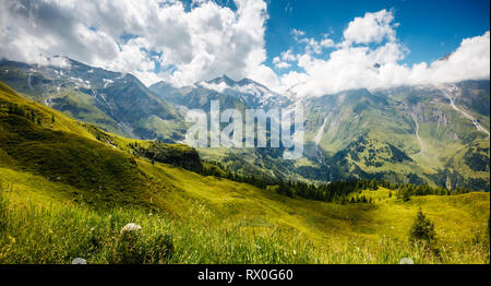 Eine tolle Aussicht auf die grünen Hügel glühende durch Sonnenlicht. Dramatische und malerischen Morgen Szene. Lage der berühmten Großglockner Hochalpenstraße, Au Stockfoto