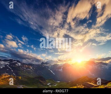 Eine tolle Aussicht auf die Berge Glühen durch Sonnenlicht in der Dämmerung. Dramatische und malerischen Morgen Szene. Lage der berühmten Großglockner Hochalpenstraße, Aus Stockfoto