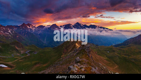 Eine tolle Aussicht auf die Berge Glühen durch Sonnenlicht in der Dämmerung. Dramatische und malerischen Morgen Szene. Lage der berühmten Großglockner Hochalpenstraße, Aus Stockfoto