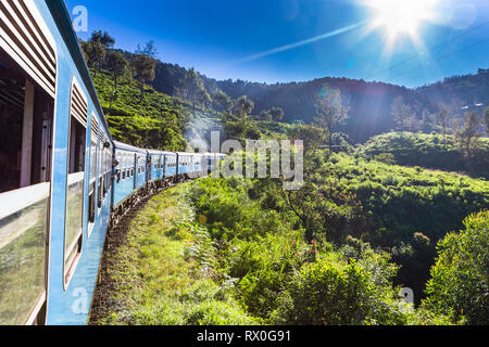 Zug von Ella nach Kandy. Sri Lanka. Stockfoto