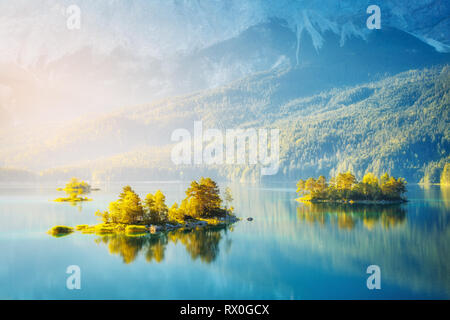 Blick auf die Inseln und türkisblaues Wasser am Eibsee am Fuße des Mt. Zugspitze. Morgen Szene. Lage berühmten Resort Garmisch-Partenkirchen, Bav Stockfoto