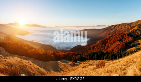 Eine tolle Aussicht auf die Berge Glühen durch Sonnenlicht in der Dämmerung. Dramatische und malerischen Morgen Szene. Ort: Karpaten, Ukraine, Europa. Künstler Stockfoto